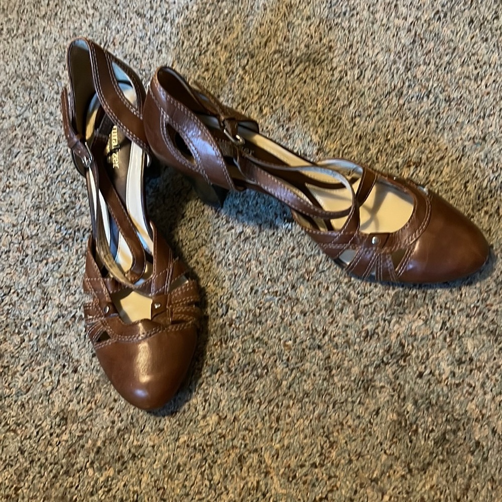 Naturalizer woman’s heels.